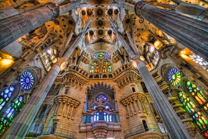 cathedrale interieur Sagrada Familia